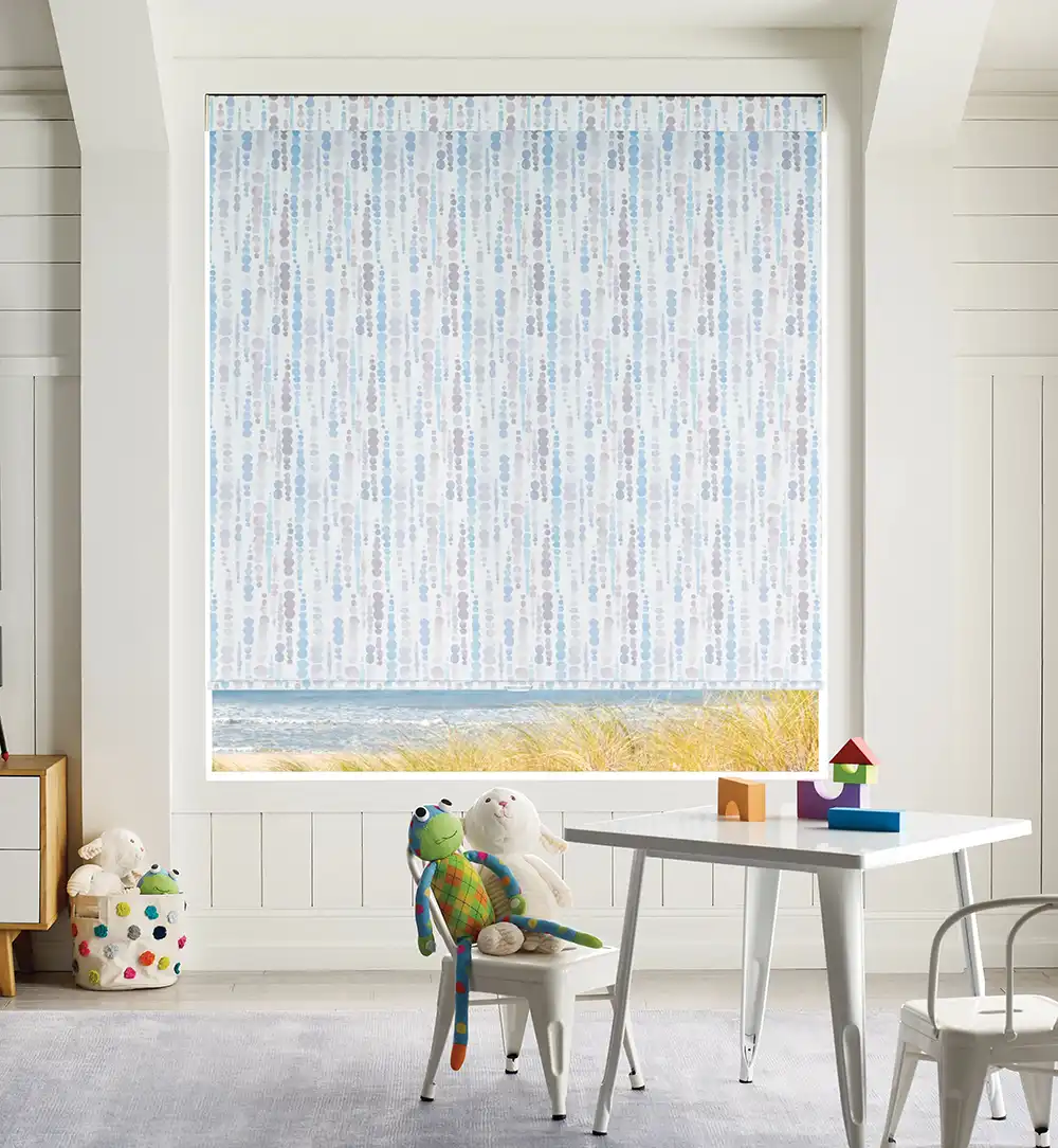 Roller shades with pattern in kids bedroom